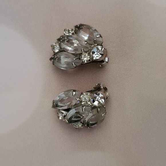 Vintage Silvertone clear rhinestones prong set clip ons unsigned - Picture 4 of 6